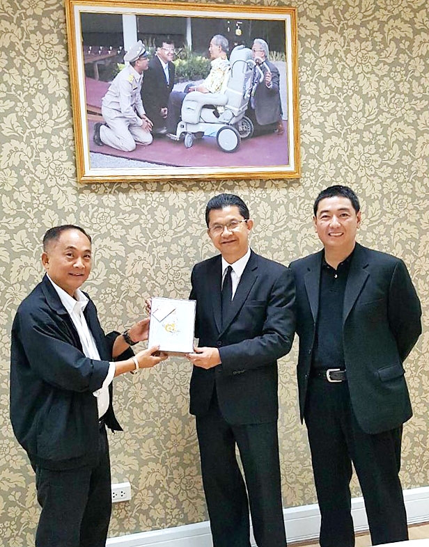 สวัสดีปีใหม่ : ผรณเดช พูนศิริวงศ์ กรรมการผู้จัดการ หนังสือพิมพ์แนวหน้า และ สาโรจน์ บุญแสง บรรณาธิการข่าวเกษตร-สิ่งแวดล้อม ร่วมมอบของที่ระลึกแด่ ธีรภัทร ประยูรสิทธิ ปลัดกระทรวงเกษตรและสหกรณ์ ในโอกาสเทศกาลขึ้นปีใหม่ ที่ กระทรวงเกษตรและสหกรณ์ ถนนราชดำเนินนอก เมื่อวันที่ 10 ม.ค.2560