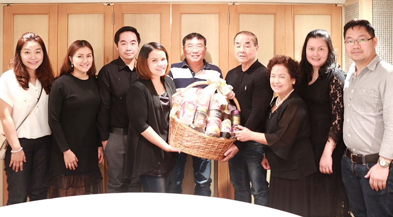 รับตำแหน่งใหม่ : สมชาย - พิณรัตน์ จงพิพิธพร ปธ.กก.บจก.14 มอเตอร์กรุ๊ป ตัวแทนจำหน่ายรถยนต์ MAZDA, SUBARU, MG และ SUZUKI พร้อม วุฒิพงศ์-นพิดา, วุฒิชัย-เจนจิรา และ นวลจันทร์ จงพิพิธพร ร่วมยินดีกับ อุมาพร อนันต์ ผจก.ธุรกิจสัมพันธ์ สำนักสยามสแควร์ ธนาคารกรุงเทพ โดยมี สุวิทย์ เหลืองอรัญนภา ผจก.ธุรกิจสัมพันธ์ สำนักบุคคโล ร่วมยินดี ที่ ภัตตาคารแชงกรีลา ธนิยะ