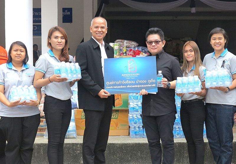 น้ำใจยิ่งใหญ่กว่าภัยน้ำท่วม : ประวิช จรรยาสิทธิกุล ประธานเจ้าหน้าที่บริหาร ศูนย์การค้าจังซีลอน ป่าตอง ภูเก็ต มอบเงินบริจาคเพื่อช่วยเหลือผู้ประสบภัยน้ำท่วมภาคใต้ ให้แก่ สนิท ศรีวิหค รอง ผวจ.ภูเก็ต พร้อมมอบน้ำดื่มและเครื่องอุปโภคบริโภคเพื่อบรรเทาความเดือดร้อน ณ ศาลากลางจังหวัดภูเก็ต