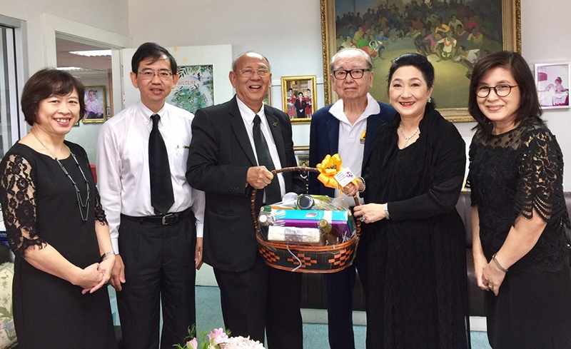 น้ำใจดี...ผู้มีอุปการคุณ : นพ.วิศิษฎ์ ฐิตวัฒน์ ผอ.ศูนย์รับบริจาคอวัยวะ สภากาชาดไทย และ นพ.สุภนิติ์ นิวาตวงศ์ รอง ผอ. พร้อมทีมงาน ร่วมกันมอบกระเช้าสวัสดีปีใหม่แด่ ผาณิต พูนศิริวงศ์ ประธานอนุกรรมการฝ่ายประชาสัมพันธ์ ศูนย์รับบริจาคอวัยวะ สภากาชาดไทย พร้อมขอบคุณในโอกาสที่ นสพ.แนวหน้าได้ช่วยเผยแพร่ประชาสัมพันธ์งานของศูนย์รับบริจาคอวัยวะ สภากาชาดไทย ต่อเนื่องมาโดยตลอด โดยมี วาริน พูนศิริวงศ์ ร่วมต้อนรับ ที่สำนักงานหนังสือพิมพ์แนวหน้า หลักสี่