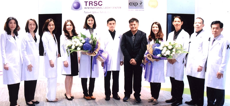 ต้อนรับแพทย์ใหม่ : นพ.เอกเทศ ชันซื่อ ผอ.แพทย์ และ สุชาติ เห็นสว่าง กก.ผจก.TRSC ศูนย์เลสิคนานาชาติ พร้อมทีมแพทย์ มอบช่อดอกไม้ต้อนรับ พญ.ปัจฉิมา จันทร์เรนทร์ และ พญ.เมธินี จงเจริญ แพทย์ใหม่ของศูนย์ฯ ที่มาร่วมเสริมความแข็งแกร่งในการให้บริการรักษาภาวะสายตาผิดปกติของ TRSC