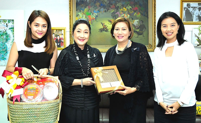 เปิดช่อง TNN 2 ดูรายการดี : ผาณิต พูนศิริวงศ์ รับมอบกระเช้าอวยพรปีใหม่จาก ฐาณิญา พงษ์ศิริ ผู้อำนวยการสถานีโทรทัศน์ TNN 2 (True Visions 8) ซึ่งหนังสือพิมพ์แนวหน้าได้ผลิตรายการ “ผู้หญิงแนวหน้ากับคุณแหน” ออกอากาศทางช่อง 784 True visions ทุกวันอาทิตย์ เวลา 16.00 น. โดยมี วิไลพร นาควิจิตร หัวหน้าสายงานปฏิบัติการ สถานีโทรทัศน์ TNN 2 ร่วมมอบ ที่ สำนักงานหนังสือพิมพ์แนวหน้า หลักสี่ เมื่อวันที่ 12 มกราคม 2560