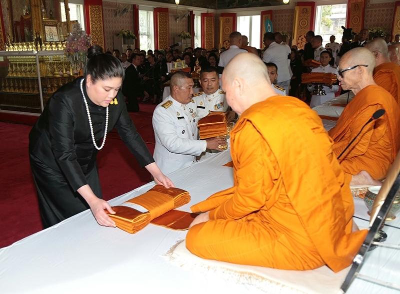 พระเจ้าหลานเธอ พระองค์เจ้าอทิตยาทรกิติคุณ เสด็จเป็นองค์ประธานในพิธีทอดผ้าป่าสามัคคี เพื่อ
ผู้ป่วยยากไร้ ฝ่ายสวัสดิการสังคม โรงพยาบาลจุฬาลงกรณ์ สภากาชาดไทย เพื่ออุทิศถวายเป็นพระราชกุศลแด่ พระบาทสมเด็จพระปรมินทรมหาภูมิพลอดุลยเดช ณ พระอุโบสถ วัดธาตุทอง พระอารามหลวง 
แขวงพระโขนง เขตวัฒนา เมื่อวันที่ 13 มกราคม 2560 เวลา 16.00 น.