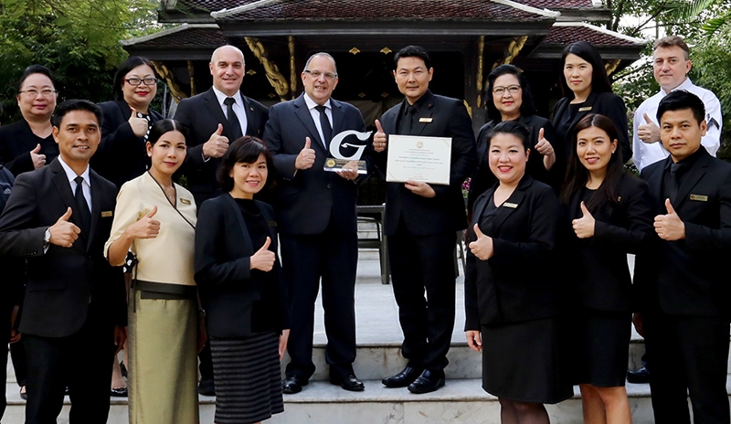 กรุงเทพฯสะอาดร่มรื่น : มร.วิม เอ็น. เอ็ม. ฟาเก็ล ผจก.ทั่วไป โรงแรมเซ็นทาราแกรนด์ฯ ลาดพร้าว พร้อมผู้บริหารฝ่ายต่างๆ ร่วมกันยินดีที่โรงแรมฯ ผ่านการตรวจประเมินมาตรฐานความสะอาดและสิ่งแวดล้อมจากกรุงเทพมหานคร (Bangkok Clean and Green) ด้านพัฒนาสุขาภิบาลสิ่งแวดล้อมของสถานที่ ระดับดีเลิศ