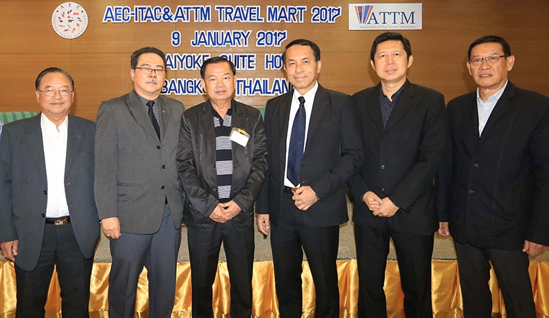 ครบ 1 ปี : ศราวุทธ์ เกวียกกุทัณฑ์ ผอ.ฝ่ายขายและการตลาดอาวุโส กลุ่มโรงแรมใบหยก ยินดีกับ ไพรัตน์ ห่านศรีสุข ประธานชมรมบริษัทอินบาวด์ทัวร์ กลุ่มประเทศเออีซี (AEC-ITEC) ในโอกาสครบรอบ 1 ปี ของชมรมฯ โดยมี พรสวัสดิ์ นวพล อุปนายกสมาคมการตลาดท่องเที่ยวไทย ร่วมงาน ที่ โรงแรมใบหยกสวีท