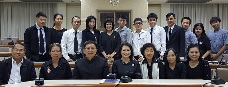 อาทิตย์ที่ 29 ม.ค.2560 : สมศักดิ์ 
จังตระกุล ผวจ.อุบลราชธานี ในฐานะประธานฯจัดงาน และ วรรณวิไล 
พรหมลักขโณ รองผู้ว่าราชการกรุงเทพมหานคร ประชุมเตรียมงาน “สิงห์แดงรวมใจ น้อมรำลึก ธรรมราชา” (สิงห์คืนถ้ำ ประจำปี 2559) โดยมีปาฐกถาพิเศษ “พระมหากษัตริย์ผู้ปกครองแผ่นดินโดยธรรม” ที่คณะรัฐศาสตร์ มหาวิทยาลัยธรรมศาสตร์ ท่าพระจันทร์