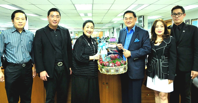 ด้วยมิตรไมตรี : ดร.อัศวิน อิงคะกุล ประธานกรรมการบริหาร มิราเคิล กรุ๊ป มอบกระเช้าอวยพรปีใหม่ให้แด่ ผาณิต พูนศิริวงศ์ เนื่องในโอกาสขึ้นปีใหม่ พ.ศ.2560 พร้อมส่งความสุขสวัสดีปีใหม่แก่ชาวแนวหน้า ในฐานะเพื่อนบ้านย่านหลักสี่ ด้วยไมตรีจิตที่ผูกพันยั่งยืน โดยมี ผรณเดช พูนศิริวงศ์ กรรมการผู้จัดการ บริษัท หนังสือพิมพ์แนวหน้า จำกัด ร่วมต้อนรับคณะจากมิราเคิล กรุ๊ป ที่มาร่วมอวยพรปีใหม่ด้วย ที่สำนักงานหนังสือพิมพ์แนวหน้า ถนนวิภาวดีรังสิต เขตหลักสี่