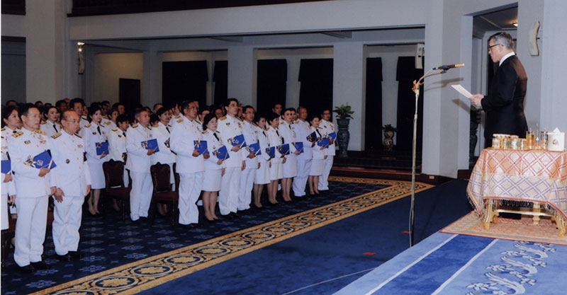 สมเด็จพระเจ้าอยู่หัว เสด็จฯแทนพระองค์ พระราชทานประกาศนียบัตรและเข็มวิทยฐานะหลักสูตรนักบริหารการยุติธรรมทางปกครองระดับสูง (บยป.) รุ่นที่ 6 และหลักสูตรกฎหมายปกครองสำหรับผู้บริหารระดับสูง (กปส.) รุ่นที่ 3 ณ ศาลาดุสิดาลัย สวนจิตรลดา เมื่อวันที่ 12 มกราคม พ.ศ.2560