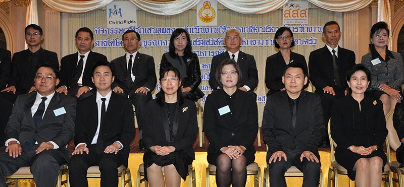 เวทีแลกเปลี่ยน : ชาติชาย โฆษิตวัฒนฤกษ์ อธิบดีผู้พิพากษาศาลเยาวชนและครอบครัวกลาง เปิดงานนำเสนอผลดำเนินงาน “โครงการบูรณาการสร้างเสริมสวัสดิภาพเด็ก เยาวชนและครอบครัว ในกระบวนการยุติธรรม” โดยมี อภิรดี โพธิ์พร้อม ผู้ช่วยผู้พิพากษาศาลฎีกา (หัวหน้าโครงการ) ต้อนรับ ที่ โรงแรมเอเชีย