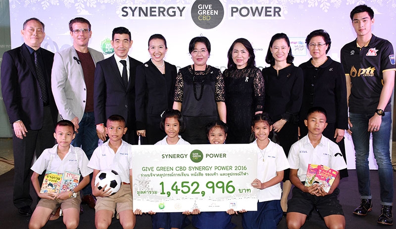 ร่วมกับ กทม. : โสมพัฒน์ ไตรโสรัส ปธ.จนท.บห.และ วัลลภา ไตรโสรัส กก.ผจก.ใหญ่ บจก.ทีซีซี แลนด์ แอสเสท เวิรด์ จัดโครงการ “GIVE GREEN CBD SYNERGY POWER 2016” ภายใต้แนวคิด “ใต้ร่มพระบารมี ของขวัญจากพ่อ” ให้แก่มูลนิธิและโรงเรียนต่างๆ โดยมี สุวรรณา จุ่งรุ่งเรือง ผอ.สำนักสิ่งแวดล้อม กทม. ร่วมงาน ที่ อาคารเอ็มไพร์ ทาวเวอร์