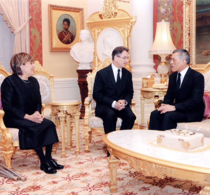 สมเด็จพระเจ้าอยู่หัว พระราชทานราชวโรกาสให้ นายฮาเวียร์ เบกเกอร์ มาร์แชล เอกอัครราชทูตสาธารณรัฐชิลีประจำราชอาณาจักรไทย ถิ่นพำนัก ณ กรุงเทพมหานคร และคณบดีคณะทูต พร้อมภริยาเข้าเฝ้าฯ กราบบังคมทูลลา ในโอกาสที่จะพ้นจากหน้าที่ (ออก) ณ พระที่นั่งอัมพรสถาน พระราชวังดุสิต