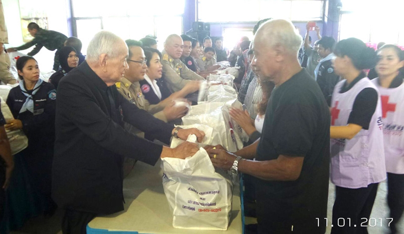 สมเด็จพระนางเจ้าสิริกิติ์ พระบรมราชินีนาถ สภานายิกาสภากาชาดไทย ทรงพระกรุณาโปรดเกล้าฯให้ นายแผน วรรณเมธี เลขาธิการสภากาชาดไทย เป็นผู้แทนพระองค์ นำชุดธารน้ำใจสภากาชาดไทยพระราชทานจำนวน 2,000 ชุด มอบให้ราษฎรที่ประสบอุทกภัยใน อ.ตากใบ อ.เจาะไอร้อง และ อ.เมือง โดยมี สิทธิชัย ศักดา ผวจ.นราธิวาส คอยต้อนรับ