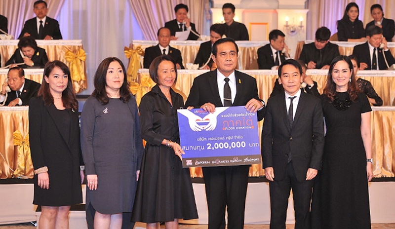 ร่วมสมทบทุน : พล.อ.ประยุทธ์ จันทร์โอชา นายกรัฐมนตรี รับมอบเงิน 2 ล้านบาท จาก ศุภลักษณ์ อัมพุช และคณะผู้บริหาร บจก.เดอะมอลล์ กรุ๊ป โดยรวบรวมน้ำใจจากลูกค้าห้างในเครือ เพื่อช่วยเหลือผู้ประสบอุทกภัยภาคใต้ในโครงการ “MHeart รวมน้ำใจช่วยภัยน้ำท่วมภาคใต้” ณ ตึกสันติไมตรี ทำเนียบรัฐบาล
