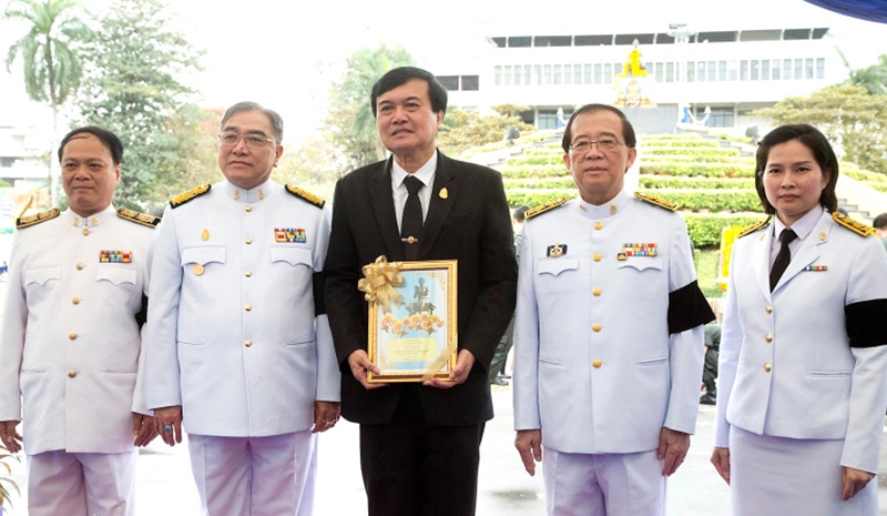 “ศิษย์เก่าดีเด่น”...ลูกพ่อขุนฯ : วิรัช ชินวินิจกุล นายกสภามหาวิทยาลัยรามคำแหง และ ผศ.วุฒิศักดิ์ ลาภเจริญทรัพย์ อธิการบดี มหาวิทยาลัยรามคำแหง ร่วมแสดงความยินดีกับ ดร.ถวัลย์ รุยาพร นายกสภาทนายความ ในพระบรมราชูปถัมภ์ ศิษย์เก่าคณะนิติศาสตร์ มหาวิทยาลัยรามคำแหง ผู้ได้รับรางวัล “ศิษย์เก่าดีเด่น” ในวันพ่อขุนรามคำแหงมหาราช ณ บริเวณลานพระบรมราชานุสาวรีย์พ่อขุนรามคำแหงมหาราช มหาวิทยาลัยรามคำแหง