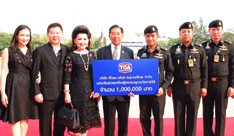 น้ำใจหลั่งไหล... : ประจักษ์-ละออ ตั้งคารวคุณ ประธานที่ปรึกษากลุ่มบริษัททีโอเอ และ วนรัชต์-เรือโท พญ.ปิยะชนก ตั้งคารวคุณ ร่วมมอบเงินจำนวน 1 ล้านบาท ให้แก่ พล.อ.เฉลิมชัย สิทธิสาท ผู้บัญชาการทหารบก เพื่อนำไปช่วยเหลือผู้ประสบอุทกภัยทางภาคใต้ ที่ กองบัญชาการกองทัพบก