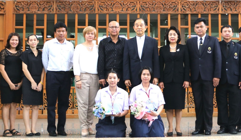 “ดนดีศรี บ.ร.” : ศ.ดร.นพ.วิทยา นาควัชระ ประธานกองทุน ศ.ดร.นพ.วิทยา นาควัชระ มอบรางวัลนักเรียนดีเด่นของโรงเรียนเบญจมราชาลัยฯ ประจำปีการศึกษา 2559 ให้แก่ น.ส.พลอยไพลิน จีระกุล และ น.ส.ณิชนันทน์ จันทร์ฤทธิ์ โดยมี สุคนธา อรุณภู่ ผอ.โรงเรียนและคณาจารย์ ร่วมแสดงความยินดี