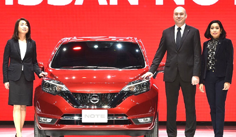 อีโค-คาร์ รุ่นล่าสุด : อันตวน บาร์เตส กก.ผจก.ใหญ่ บจก.นิสสัน มอเตอร์ (ประเทศไทย), สุรีย์ทิพย์ ละอองทองโฉมทองดี รอง กก.ผจก.ใหญ่ สายงานการตลาด และ ซาชิโกะ อาโอกิ หน.ทีมวิศวกร ร่วมเปิดตัวรถยนต์ “นิสสัน โน้ต” ภายใต้แนวคิดนวัตกรรมการเคลื่อนที่อัจฉริยะ ในราคาเริ่มต้นที่ 5.68 แสนบาท