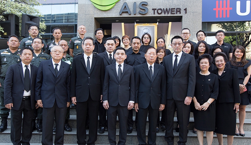 บำเพ็ญกุศลสตมวาร 100 วัน : ดร.วิรัช อภิเมธีธำรง ประธานคณะกรรมการ และ ฟิลิป เชียง ชอง แทน ปธ.จนท.บห.บมจ.อินทัช โฮลดิ้งส์ พร้อมผู้บริหารระดับสูงและพนักงานบริษัทในเครือ ร่วมกับหน่วยงานภาครัฐ เอกชน และชาวพหลโยธิน ทำบุญตักบาตรถวายเป็นพระราชกุศลเพื่อน้อมรำลึกในพระมหากรุณาธิคุณ