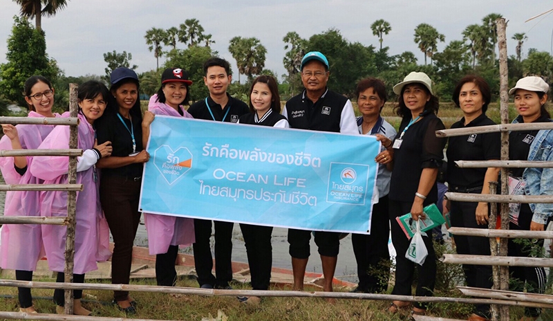 บรรเทาความเดือดรัอน : ประสิทธิ์ บัวทอง ผอ.ภูมิภาค ภาคใต้ 3 บริษัท ไทยสมุทรประกันชีวิต จำกัด (มหาชน) และ ณัฐนที คงยุนุ้ย ผจก.ภาค และทีมงานขายในพื้นที่ ร่วมกันมอบถุงยังชีพชุดแรกจำนวน 1,000 ชุดให้แก่ผู้ประสบอุทกภัยที่ได้รับความเดือดร้อน ที่ หมู่ที่ 7 หมู่ที่ 8 และหมู่ที่ 9 ต.คลองรี อ.สทิงพระ จ.สงขลา