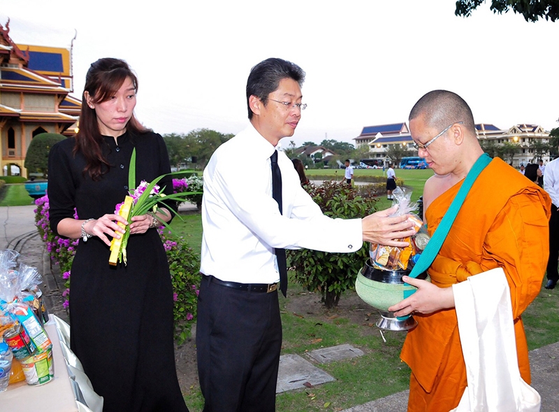 สตมวาร 100 วัน : ผศ.สุรวุธ กิจกุศล ผู้บังคับการวชิราวุธวิทยาลัย พร้อมภริยา อรวรรณ กิจกุศล ร่วมทำบุญตักบาตรแด่พระสงฆ์ 40 รูปจากวัดไร่ขิง จ.นครปฐม ซึ่งเป็นนักเรียนเก่าวชิราวุธวิทยาลัย ในพระบรมราชูปถัมภ์ ที่อุปสมบทหมู่เพื่ออุทิศถวายเป็นพระราชกุศลแด่ พระบาทสมเด็จ พระปรมินทรมหาภูมิพลอดุลยเดช ในการเสด็จสวรรคตสตมวาร 100 วัน เมื่อวันอาทิตย์ที่ 15 มกราคม 2560 และร่วมบิณฑบาต ณ โรงเรียนวชิราวุธวิทยาลัย เขตดุสิต เมื่อเช้าวันเสาร์ที่ 21 มกราคม 2560