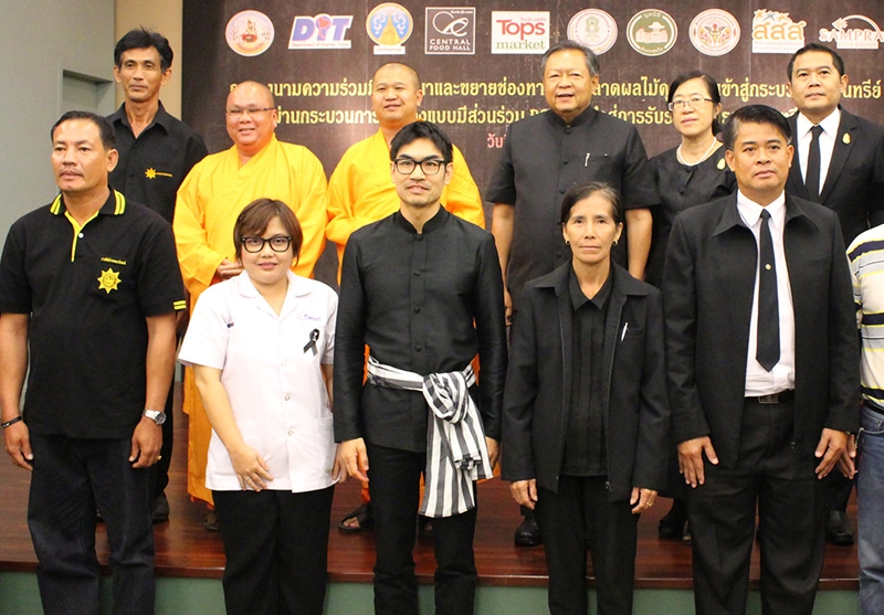 %e0%b8%99%e0%b8%b2%e0%b8%87%e0%b8%a7%e0%b8%b4%e0%b8%a3%e0%b8%94%e0%b8%b23x2%e0%b9%81%e0%b8%81%e0%b9%89%e0%b9%84%e0%b8%82ok.pdf ขยายช่องทางการตลาดผลไม้ : อรุษ นวราช เลขานุการมูลนิธิสังคมสุขใจ พร้อมผู้แทนจาก 10 หน่วยงาน ร่วมลงนามบันทึกข้อตกลงความร่วมมือเพื่อพัฒนาและยกระดับคุณภาพชีวิตเกษตรกร ตามหลักเศรษฐกิจพอเพียงและเกษตรทฤษฎีใหม่ โดยมี อดิศักดิ์ เทพอาสน์ ผู้ว่าราชการจังหวัดนครปฐม ร่วมเป็น สักขีพยาน ที่ โรงแรมสามพรานริเวอร์ไซด์ จ.นครปฐม