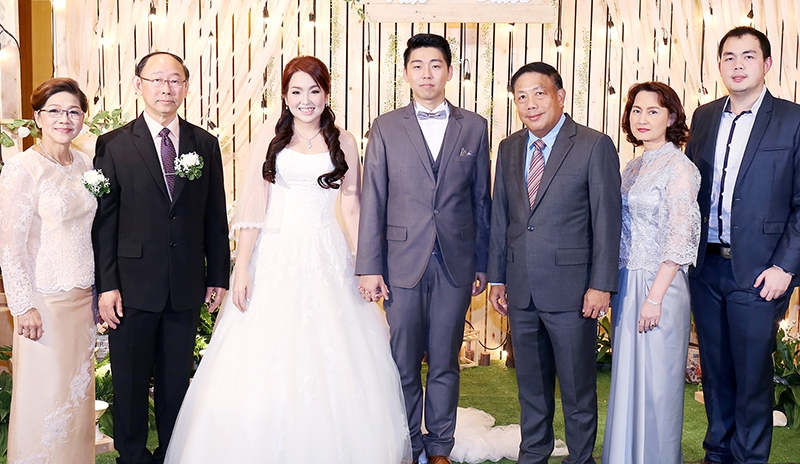 ครองรักยั่งยืน : นพ.เกียรติภูมิ วงศ์รจิต รองปลัดกระทรวงสาธารณสุข และภริยา เป็นประธานพิธีฉลองมงคลสมรส ระหว่าง ปฐมา ไพโรจน์ศักดิ์ บุตรี ภาสกร - ศจี ไพโรจน์ศักดิ์ กับ ธนวัตร มัทวานนท์ บุตร ยุพิน - นพ.ชัยสิทธิ์ มัทวานนท์ ท่ามกลางญาติมิตรร่วมอวยพร ที่ โรงแรมมิราเคิล แกรนด์ คอนเวนชั่น