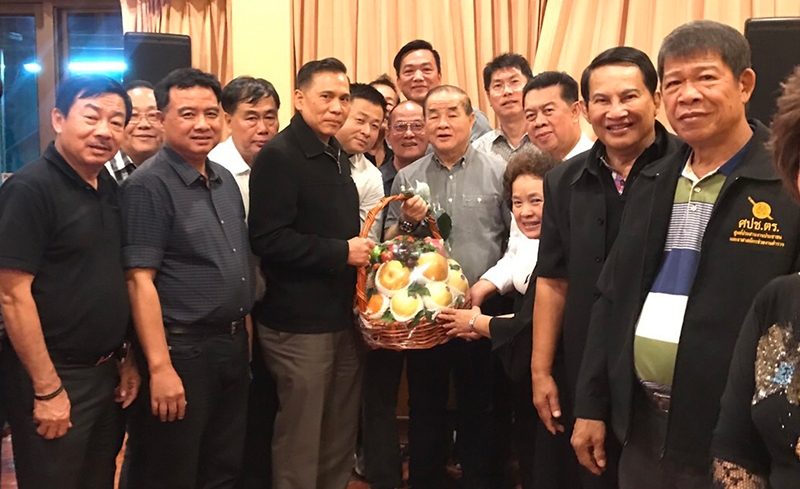 สวัสดีปีใหม่ : สมชาย จงพิพิธพร ประธานชมรมสุขสวัสดิ์ 14 และ ประธานกรรมการ บริษัท 14 มอเตอร์กรุ๊ป จำกัด 
ตัวแทนจำหน่ายรถยนต์ MAZDA, SUBARU, MG และ SUZUKI พร้อมคณะกรรมการและสมาชิกชมรมสุขสวัสดิ์ 14 
ร่วมกันมอบกระเช้าสุขภาพให้แก่ พล.ต.อ.เฉลิมเกียรติ ศรีวรขาน รองผู้บัญชาการตำรวจแห่งชาติ พร้อมกับหารือเกี่ยวกับกิจกรรมที่สร้างสรรค์ให้เป็นประโยชน์แก่สังคมส่วนรวมในพื้นที่ ณ ภัตตาคารครัวเจ๊ง้อ ถนนพระราม 2