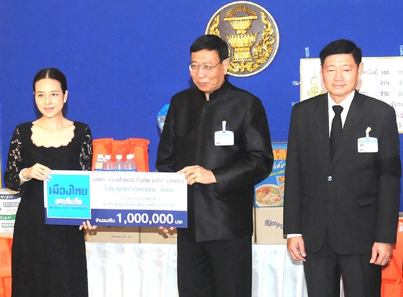 น้ำใจ “เมืองไทยฯ” : ศาสตราจารย์พิเศษพรเพชร วิชิตชลชัย ประธานสภานิติบัญญัติแห่งชาติ รับมอบเงินจำนวน 1 ล้านบาท จาก นวลพรรรณ ล่ำซำ กรรมการผู้จัดการและประธานเจ้าหน้าที่บริหารบริษัท เมืองไทยประกันภัย จำกัด เพื่อสมทบ “โครงการสภานิติบัญญัติแห่งชาติรวมใจช่วยเหลือผู้ประสบภัยน้ำท่วม”