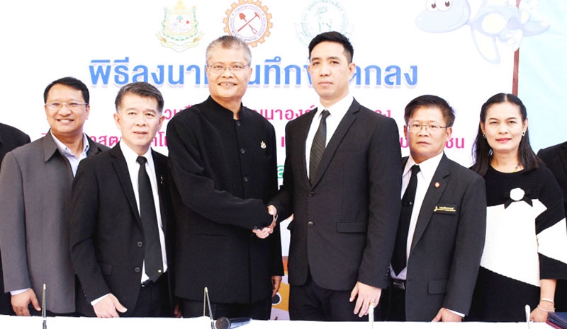 มิติใหม่ในการเรียนรู้ : เบญจพล นาคประเสริฐ ผอ.องค์การสวนสัตว์ ในพระบรมราชูปถัมภ์ และ ทศพร นุชอนงค์ อธิบดีกรมทรัพยากรธรณี ร่วมลงนามความร่วมมือในการนำหุ่นจำลองไดโนเสาร์ กว่า 20 ตัว มาจัดแสดงให้เด็กได้เสริมสร้างองค์ความรู้เรื่องราวของสัตว์โลกดึกดำบรรพ์ ที่ลานกิจกรรม 75 ปี สวนสัตว์ดุสิต