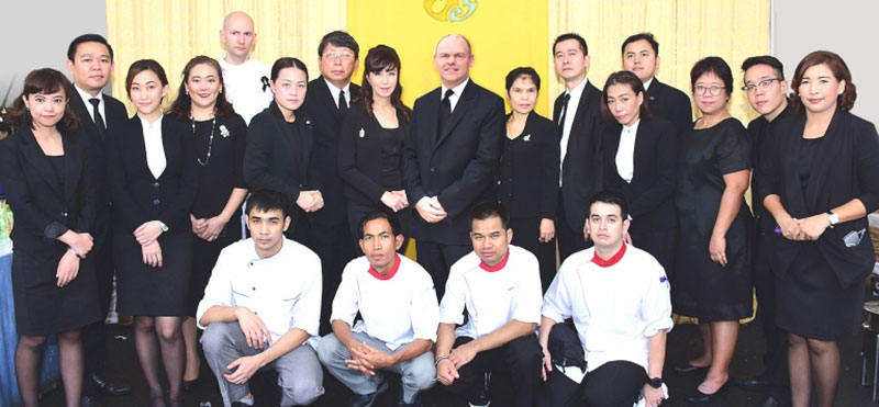 แจก...โจ๊กฮ่องกง : ดักลาส เกลน ผจก.ทั่วไป โรงแรมแลนด์มาร์ค และ ม.ล.จันทนิภา เกษมศรี ผอ.ฝ่ายการสื่อสารการตลาด พร้อมตัวแทนพนักงานร่วมกันบริการอาหารเช้า 2,500 ชุด ให้แก่ประชาชนที่มาร่วมแสดงความอาลัย เพื่อถวายเป็นพระราชกุศลในโอกาสสตมวาร (ครบ 100 วัน) ณ บริเวณท้องสนามหลวง