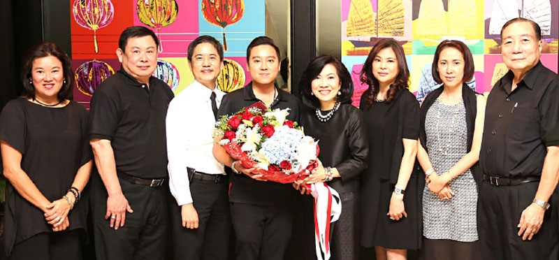 ภพผ.3 : สุพัตรา จิราธิวัฒน์ ตัวแทนเพื่อน “กลุ่มปัญญาสยาม หลักสูตรภูมิพลังแผ่นดิน รุ่นที่ 3” มอบดอกไม้อวยพรวันเกิดแด่ รศ.ดร.นพ.จิรุตม์ ศรีรัตนบัลล์ รอง ผอ.โรงพยาบาลจุฬาลงกรณ์ ฝ่ายยุทธศาสตร์และพัฒนาคุณภาพ โดยมี เสมอกัน เที่ยงธรรม, ม.ล.ศศิพร รัชนี ร่วมงาน ที่โรงแรมเซ็นทาราฯ ลาดพร้าว