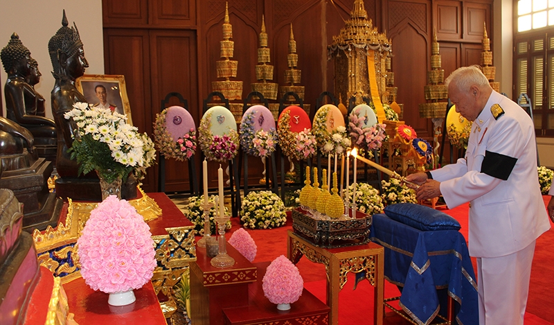 สมเด็จพระเจ้าอยู่หัว ทรงพระกรุณาโปรดเกล้าฯให้ พล.อ.เปรม ติณสูลานนท์ ประธานองคมนตรีฯ เป็นผู้แทนพระองค์ ในพิธีพระราชทานน้ำหลวงอาบศพ นายชาญชัย ลิขิตจิตถะ องคมนตรี ณ วัดเบญจมบพิตรดุสิตวนาราม โดยทรงพระกรุณาโปรดเกล้าฯ รับศพอยู่ในพระบรมราชานุเคราะห์ 7 วัน ระหว่างวันที่ 19-25 ม.ค. 2560 ซึ่งจะมีพระพิธีธรรมสวดพระอภิธรรมในเวลา 19.00 น.