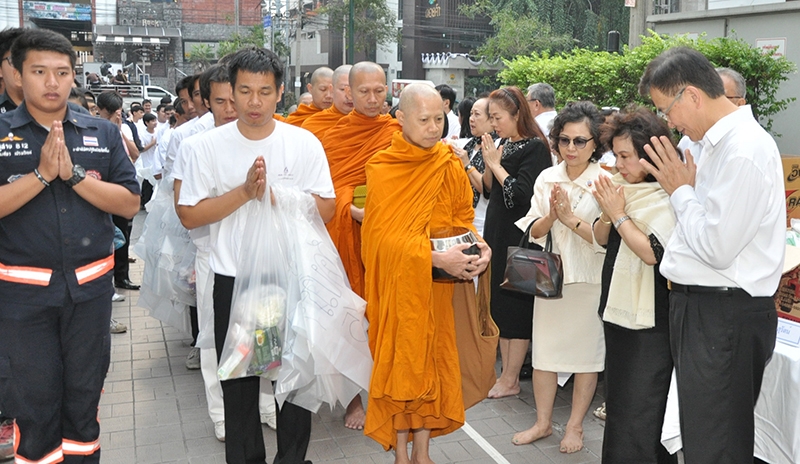 เพื่อเป็นสิริมงคล : สุวิมล-สุรพล-อารีย์ เตชะหรูวิจิตร จัดพิธีทำบุญตักบาตรพระภิกษุสงฆ์ 108 รูป และสรงน้ำพระแก้วหยกขาว เนื่องในวาระ “สู่ปีที่ 10 การบูชารอยพระบาทมงคลธรรม พุทธศักราช 2560 เพื่ออุทิศถวายเป็นพระราชกุศลแด่ พระบาทสมเด็จพระปรมินทรมหาภูมิพลอดุลยเดช” ณ โรงแรมเอเชีย ราชเทวี