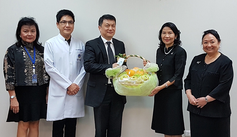 อวยพรปีใหม่ : สุรพงษ์ เลาหะอัญญา กก.ผอ.ใหญ่ รถไฟฟ้าบีทีเอส มอบกระเช้าแด่ ศ.ดร.ทญ.วรานันท์ บัวจีบ คณบดีคณะทันตแพทยศาสตร์ มหาวิทยาลัยมหิดล โดยมี ศ.คลินิก ทพ.พาสน์ศิริ นิสาลักษณ์ และ ศ.คลินิกเกียรติคุณ ทญ.ดร.ธีรลักษณ์ สุทธเสถียร ต้อนรับ ที่คณะทันตแพทยศาสตร์ ม.มหิดล ถนนโยธี