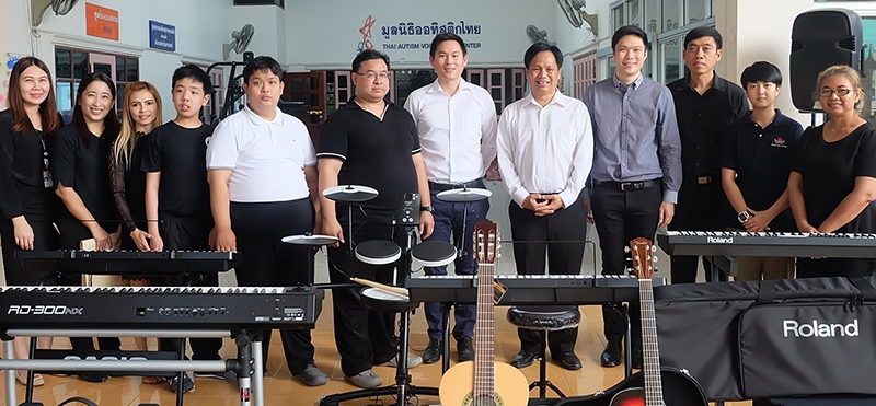 ดนตรี เพื่อ..บุคคลพิเศษ : บุญญพัฒน์ สุวรรณมาศ กก.ผจก.บจก.เคพีเอ็น มิวสิค มอบอุปกรณ์และเครื่องดนตรี 17 ชิ้น ให้แก่ ชูศักดิ์ จันทยานนท์ ผอ.สมาคมผู้ปกครองบุคคลออทิสติกไทย เพื่อเติมเต็มศักยภาพด้านดนตรีแก่น้องๆ ที่อยู่ในความดูแลของมูลนิธิออทิสติกไทยให้พัฒนาเป็นอาชีพต่อไปได้ในอนาคต