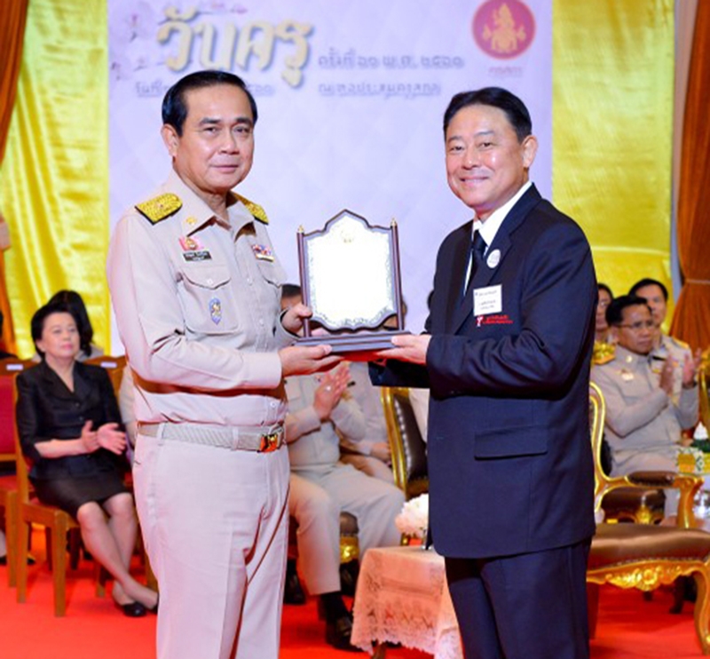 ตลอด 40 ปี...ดีงาม : พล.อ.ประยุทธ์ จันทร์โอชา นายกรัฐมนตรี มอบรางวัล “ผู้มีคุณูปการต่อการศึกษาของชาติ ประจำปี 2560” ให้แก่ มร.คะโอะรุ คุระชิมะ รองประธานมูลนิธิอายิโนะโมะโต๊ะ เพื่อเชิดชูเกียรติในการดำเนินงานของมูลนิธิฯ อันเป็นแบบอย่างของการปฏิบัติที่เป็นประโยชน์ต่อการพัฒนาการศึกษาของชาติ