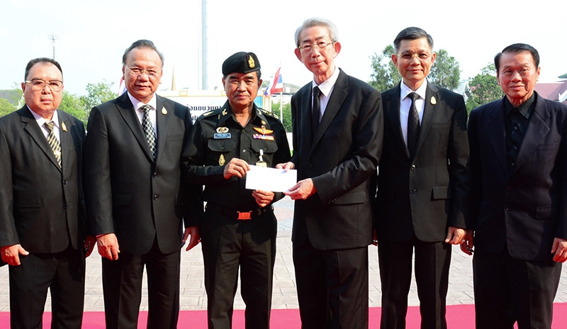 ช่วยเหลือผู้ประสบอุทกภัยภาคใต้ : กิตติพงษ์ เตรัตนชัย นายกสมาคมวิเทศพาณิชย์ไทย-จีน มอบเงิน 5 แสนบาทให้แก่ พล.อ.เฉลิมชัย สิทธิสาท ผบ.ทบ.และปล่อยขบวนคาราวานรถบรรทุกสิ่งของ 30 คัน ไปยังพื้นที่ประสบอุทกภัย ได้แก่ จ.ชุมพร ระนอง สุราษฎร์ธานี ประจวบคีรีขันธ์ และนครศรีธรรมราช ที่บก.ทบ.