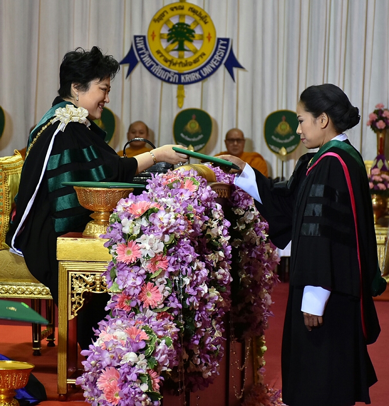 พระเจ้าวรวงศ์เธอ พระองค์เจ้าโสมสวลี พระวรราชาทินัดดามาตุ เสด็จเป็นองค์ประธานในพิธีประทานปริญญาบัตรแก่ผู้สำเร็จการศึกษาจากมหาวิทยาลัยเกริก ประจำปีการศึกษา 2557-2558 บัณฑิต รุ่นที่ 40, มหาบัณฑิต รุ่นที่ 26 และ ดุษฎีบัณฑิต รุ่นที่ 6 ณ อาคารใหม่ สวนอัมพร เมื่อวันที่ 22 มกราคม 2560