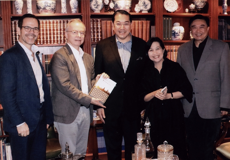 เชี่ยวชาญกฎหมาย : ศ.ดร.สุรเกียรติ์-ท่านผู้หญิง ดร.สุธาวัลย์ เสถียรไทย 
เลี้ยงต้อนรับ ศ.ดร.เดวิด เคเนดี้ ผอ.สถาบันกฎหมายและนโยบายของโลก 
คณะนิติศาสตร์ มหาวิทยาลัยฮาร์วาร์ด ที่มาบรรยายทางวิชาการในประเทศไทย โดยมี ศ.แดน เดเนียลเซน และ ดร.สรจักร เกษมสุวรรณ ร่วมงาน ที่บ้านต้นสน