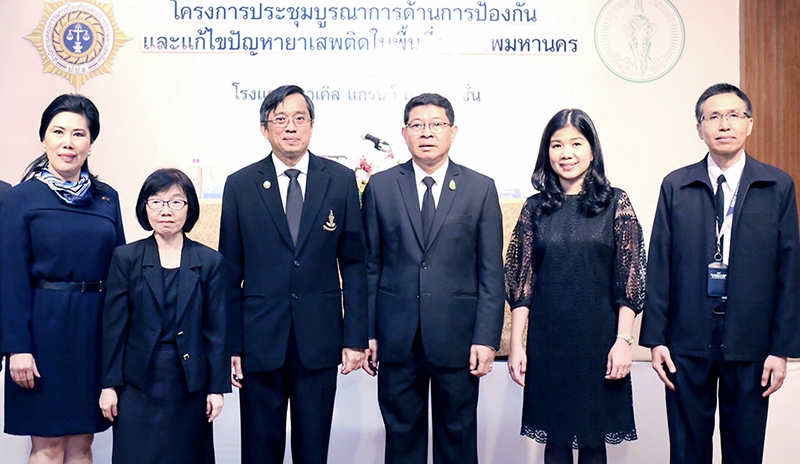 ป.ป.ส. + กทม. : สุนทร สุนทรชาติ รอง ผอ.สำนักอนามัย และ ชลัยสิน โพธิเจริญ 
ผอ.คณะกรรมการป้องกันและปราบปรามยาเสพติด กทม. เปิดโครงการประชุมบูรณาการด้านการป้องกันและแก้ไขปัญหายาเสพติดในพื้นที่กรุงเทพมหานคร 
จัดโดย ป.ป.ส. กระทรวงยุติธรรม ที่โรงแรมมิราเคิล แกรนด์ คอนเวนชั่น