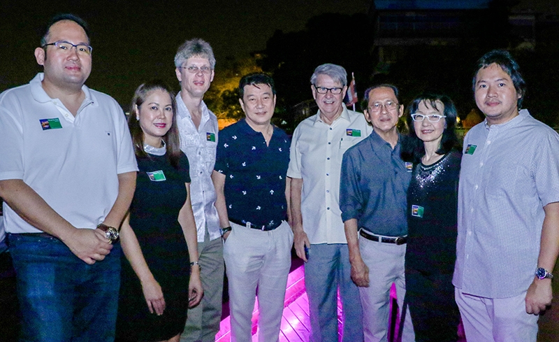 คืนแห่งความประทับใจ : ดร.อโณทัย คล้ามไพบูลย์ เลี้ยงต้อนรับ ซีเวิร์ท ลาร์ซัน เพื่อนชาวสวีเดน ผู้ก่อตั้งมูลนิธิ SLSF 
(Surf Life Saving Foundation) ที่บริจาคเงินสนับสนุนการศึกษาของเด็กนักเรียนในเมืองไทยตลอด 15 ปีที่ผ่านมา โดยพาล่องเรือทานอาหารพร้อมชมทิวทัศน์สองฝั่งริมแม่น้ำเจ้าพระยา บนเรือวันเดอร์ฟูลเพิร์ล โดยมี พิชิต กุลเกียรติเดช ประธาน บจก.แกรนด์เพิร์ล เจ้าของเรือร่วมต้อนรับอย่างอบอุ่น ณ ท่าเทียบเรือ ศูนย์สรรพสินค้าริเวอร์ซิตี้ สี่พระยา