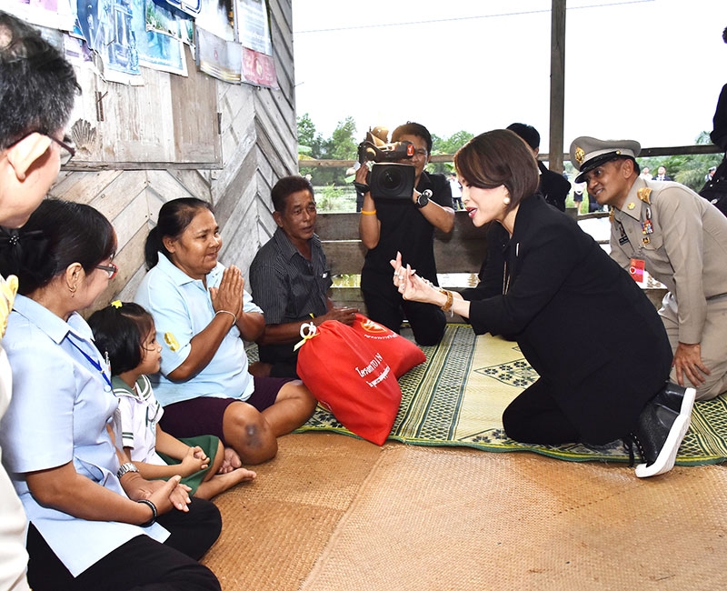 ทูลกระหม่อมหญิงอุบลรัตนราชกัญญา สิริวัฒนาพรรณวดี เสด็จเยี่ยมและประทานถุงยังชีพให้แก่ราษฎรที่ประสบอุทกภัยและประทานสิ่งของช่วยเหลือครอบครัวสมาชิก TO BE NUMBER ONE ในพื่นที่จังหวัดนครศรีธรรมราช ณ ศูนย์ศิลปาชีพบ้านเนินธัมมัง อำเภอเชียรใหญ่ เมื่อวันที่ 26 มกราคม 2560