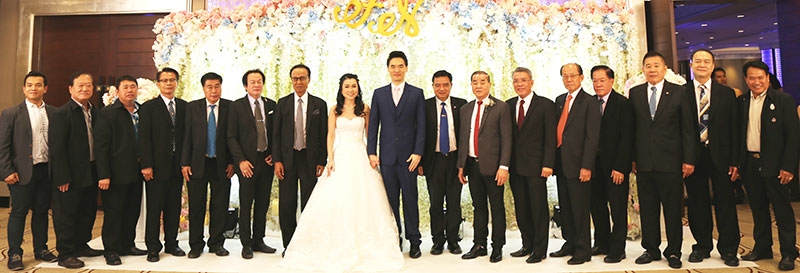 รักมั่นคงนิรันดร์ : ถวิล ไพรสณฑ์ อดีตรองประธานสภาผู้สภาราษฎร และ พล.ท.สถาพร มหารักษิต ตุลาการศาลทหารกลาง กระทรวงกลาโหม เป็นประธานพิธีมงคลสมรส ระหว่าง ฟาริดา บุตรี ชาญวุฒิ - วาทินี จงพิพิธพร กับ ณัฐพล บุตร สมศักดิ์ - วนิดา ว่องวสุพงศา โดยมี สมชาย - พิณรัตน์ จงพิพิธพร ประธานกรรมการ บริษัท 14 มอเตอร์กรุ๊ป และ ประธานชมรมสุขสวัสดิ์ 14 พร้อมคณะกรรมการชมรมฯ และมิตรสหาย มาร่วมแสดงความยินดี ที่ โรงแรมอนันตรา ริเวอร์ไซด์ ถนนเจริญนคร