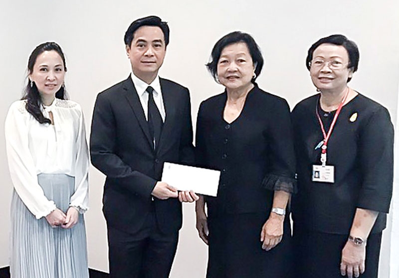 รำลึก ร.8 : ศ.นพ.สุทธิพงศ์ วัชรสินธุ คณบดีคณะแพทยศาสตร์ จุฬาลงกรณ์มหาวิทยาลัย และ รศ.พญ.กัญญรัตน์ กรัยวิเชียร ผู้ช่วยคณบดีฝ่ายวางแผนและพัฒนา รับมอบเงิน 3 ล้านบาท จาก สุดา วงศ์ไพบูลย์ เพื่อสมทบทุนก่อสร้างพิพิธภัณฑ์พระบาทสมเด็จพระปรเมนทรมหาอานันทมหิดล พระอัฐมรามาธิบดินทร