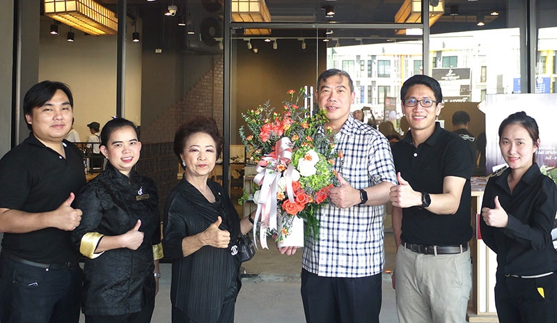 สาขาที่ 4 สุกี้ “นัมเบอร์วัน” : สมเกียรติ มรรคยาธร กก.ผจก.ใหญ่ บมจ.ปทุมไรซมิล แอนด์ แกรนารี และ เอกสิน ทอธราเมธา ผอ.สายร้านอาหารและศูนย์อาหาร ร่วมกันเปิดร้านสุกี้ยากี้ นัมเบอร์วัน สาขาใหม่ ที่ตลาด เอ.ซี.สายไหม โดยมี เยาวภา จิตวิริยะกุล ผู้บริหารตลาด เอ.ซี. สายไหม ร่วมแสดงความยินดี