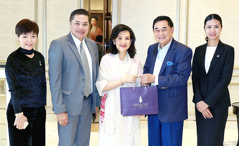 อวยพร 2 โอกาส : ดร.อัศวิน อิงคะกุล ประธานกรรมการบริหาร มิราเคิล กรุ๊ป มอบของขวัญให้แก่ พญ.นลินี ไพบูลย์ ประธานกรรมการ บริษัท กิฟฟารีน สกายไลน์ ยูนิตี้ จำกัด ในโอกาสวันคล้ายวันเกิด และเทศกาลตรุษจีน โดยมีทีมงานฝ่ายขายและการตลาด มิราเคิล กรุ๊ป ร่วมอวยพร ที่ บริษัท กิฟฟารีน สกายไลน์ ยูนิตี้ จำกัด ถนนพระราม 6 เขตพญาไท เมื่อวันที่ 27 มกราคม 2560