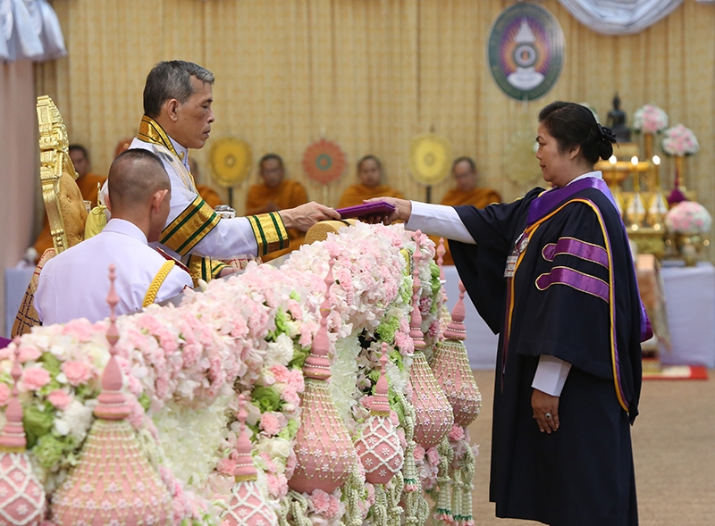 พระบาทสมเด็จพระปรมินทรมหาภูมิพลอดุลยเดช ทรงพระกรุณาโปรดเกล้าฯ ให้ สมเด็จพระเจ้าอยู่หัว เสด็จพระราชดำเนินแทนพระองค์ พระราชทานปริญญาบัตรแก่ผู้สำเร็จการศึกษา จากมหาวิทยาลัยราชภัฏบุรีรัมย์ และมหาวิทยาลัยราชภัฏร้อยเอ็ด ประจำปีการศึกษา 2557-2558 ณ หอประชุมมหาวชิราลงกรณ มหาวิทยาลัยราชภัฏสกลนคร จังหวัดสกลนคร เมื่อวันที่ 27 มกราคม 2560