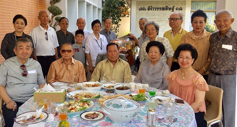 ต่อเนื่องเสมอมาทุกปี : ชนินทร์-จณา วรรณดิษฐ์ จัดพิธีทำบุญบ้าน พร้อมสังสรรค์ในวันครบรอบแต่งงาน ครบ 55 ปี โดยมีเพื่อนๆ AC 2494 รุ่นถือไม้เท้ายอดทองกระบองยอดเพชร ร่วมเป็นสักขีพยาน อาทิ ม.ร.ว.ศิริพงษ์-คุณหญิงจิตตระการ ทองใหญ่, ม.ร.ว.โอภาศ-คุณหญิงอัมพร กาญจนะวิชัย, วาริน-ผาณิต พูนศิริวงศ์, สุภาพ-ปวีณา เพ็ชรตระกูล, พัชรี-จำลอง ศรีกาญจนา และ มโน โสภาคย์ ร่วมอวยพรอย่างอบอุ่น ที่บ้านเอกมัย 20 เมื่อวันเสาร์ที่ 28 ม.ค. 2560