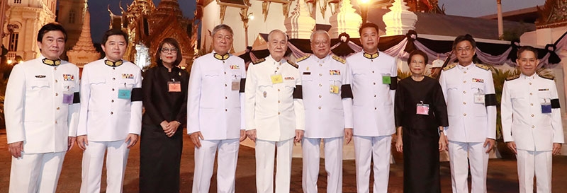 ด้วยสำนึกในพระมหากรุณาธิคุณ : อานันท์ ปันยารชุน นายกกรรมการ, ดร.จิรายุ อิศรางกูร ณ อยุธยา กรรมการ,
ดร.วิชิต สุรพงษ์ชัย ประธานกรรมการบริหาร พร้อมด้วยคณะกรรมการ ผู้บริหาร พนักงานธนาคารไทยพาณิชย์ และบริษัทในเครือ อาทิ คุณหญิงชฎา วัฒนศิริธรรม, ดร.ทวีศักดิ์ กออนันตกูล, ดร.กุลภัทรา สิโรดม, วีรวงค์ จิตต์มิตรภาพ และ อาทิตย์ นันทวิทยา ร่วมวางพวงมาลาถวายสักการะ และร่วมเป็นเจ้าภาพในพระพิธีธรรมสวดพระอภิธรรมพระบรมศพ พระบาทสมเด็จพระปรมินทรมหาภูมิพลอดุลยเดช เพื่อน้อมรำลึกถึงพระมหากรุณาธิคุณและถวายเป็นพระราชกุศล ณ พระที่นั่งดุสิตมหาปราสาท ในพระบรมมหาราชวัง