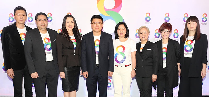 เข้มทุกเรื่องราว สุดทุกอารมณ์ : สุรชัย เชษฐโชติศักดิ์ ประธานเจ้าหน้าที่บริหาร บมจ.อาร์เอส และ ดร.องอาจ สิงห์ลำพอง กก.ผอ.ใหญ่ สถานีโทรทัศน์ช่อง 8 แถลงข่าว “The 8 perience 2017” เปิดผังรายการช่อง 8 ปี 2017 โดยมีพันธมิตรทางธุรกิจและผู้บริหารอาร์เอส ร่วมงาน ที่เอส เอฟ เวิลด์ ซีเนม่า เซ็นทรัลเวิลด์